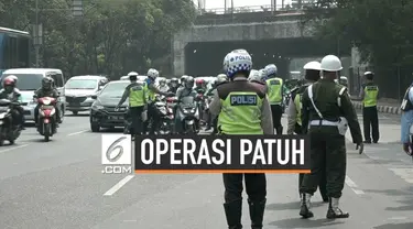 Pengendara sepeda motor melarikan diri dan mengecoh petugas saat razia operasi Patuh Jaya di Jakarta Timur. Meski demikian polisi telah mencatat identitas motor pengendara. Dalam operasi patuh Polres Jaktim menilang 7.000 pelanggar lalu lintas.