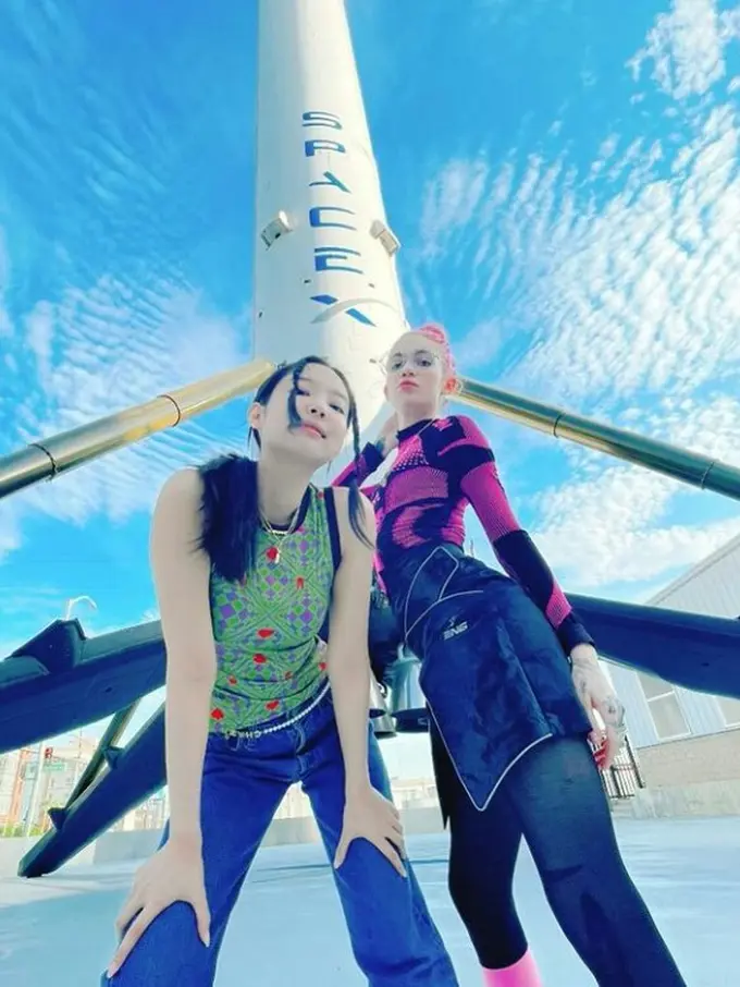 Gaya Kasual Jennie BLACKPINK Foto Bareng Pacar Elon Musk di Depan Roket SpaceX