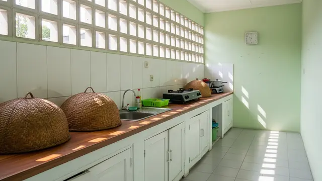 Inspirasi Dapur Belakang dengan Ventilasi Roster Sepanjang Dinding sebagai Solusi Tanpa Bau dan Lembap Model Roster Memanjang pada Satu Sisi Dinding