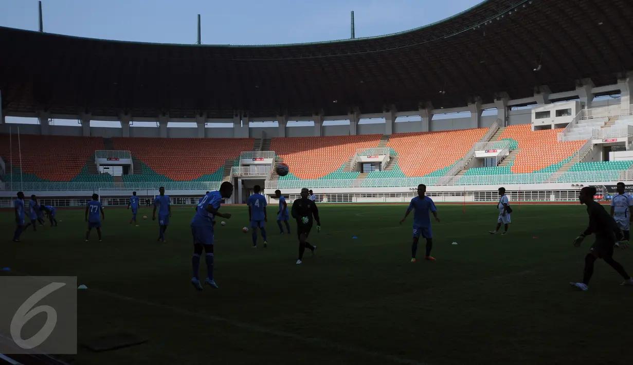 Sejumlah pemain Semen Padang melakukan latihan di Stadion Pakansari, Kab Bogor, Jumat (10/3). Stadion Pakansari akan menjadi lokasi laga final Piala Presiden 2017 antara PBFC melawan Arema FC pada Minggu (12/3). (Liputan6.com/Helmi Fithriansyah)