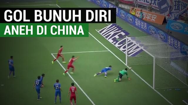 Berita video pemain China, Li Yunqiu, mencetak gol bunuh diri aneh karena duo Brasil di klub Shanghai SIPG, Hulk dan Oscar. Gol tersebut bisa dikatakan aneh karena prosesnya yang berawal dari umpan Hulk yang diteruskan dengan sepakan keras Oscar. Bol...