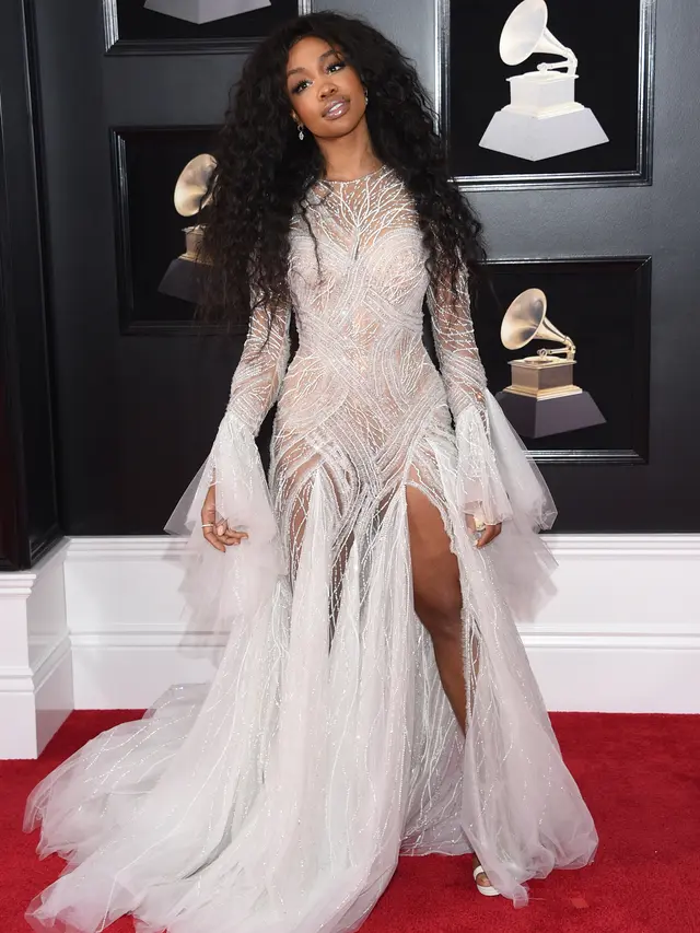 Deretan Para Selebritis dengan Gaun Seksinya di Grammy Awards 2018