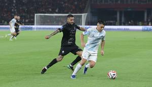 Tampil di depan pendukung sendiri, Persija tampil agresif sejak menit awal pertandingan. Tampak dalam foto, pemain depan Persija, Emaxwell Souza De Lima (Maxwell - kanan) berebut bola dengan gelandang PSIM, Norberto Ezequiel Vidal (Pulga Vidal) pada pertandingan pekan ke-14 BRI Super League musim 2025/2026 di Stadion Utama Gelora Bung Karno, Jakarta, Jumat (28/11/2025). (Bola.com/M Iqbal Ichsan)