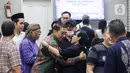 Menteri Kebudayaan Republik Indonesia, Fadli Zon (kiri tengah) saat melayat mendiang Ray Sahetapy di Rumah Duka Sentosa Rumah Sakit Pusat Angkatan Darat (RSPAD), Jakarta, Rabu (2/4/2025). (Liputan6.com/Herman Zakharia)