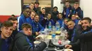 Mantan Pelatih Persib Bandung, Djadjang Nurdjaman, merayakan keberhasilan lolos ke final turnamen Memorial Claudio Sassi dengan makan malam. Pada partai final nanti Inter U-18 akan berhadapan dengan tuan rumah Modena. (Bola.com/Instagram)