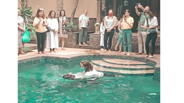 Bantah Pindah Keyakinan, Ini 7 Momen Haru Marsha Aruan saat Dibaptis