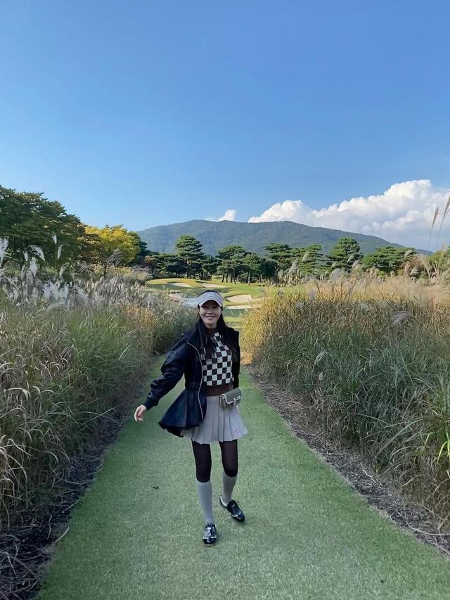 6 Gaya Uhm Ji Won Si Pemeran Antagonis Little Women di Lapangan Golf, Enerjik bak Remaja