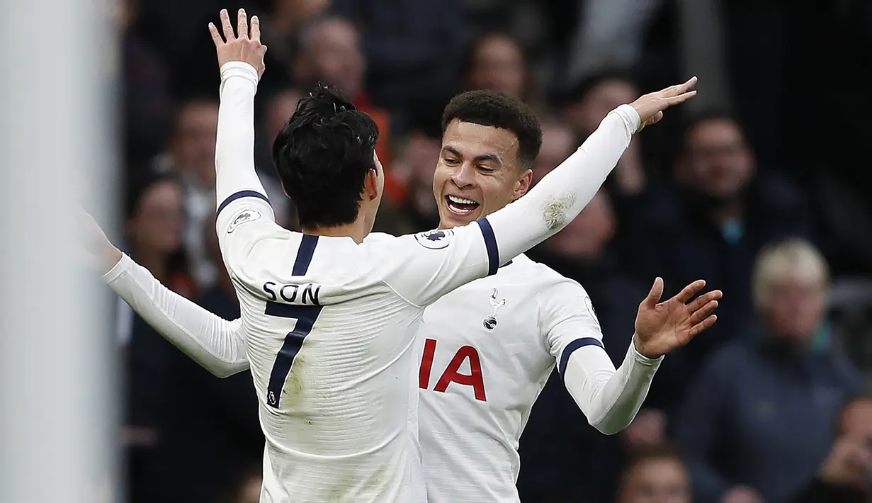 Gelandang Tottenham, Dele Alli, merayakan gol yang dicetaknya ke gawang Bournemouth pada laga Premier League di Stadion Tottenham, London, Sabtu (30/11). Tottenham menang 3-2 atas Bournemouth. (AFP/Adrian Dennis)