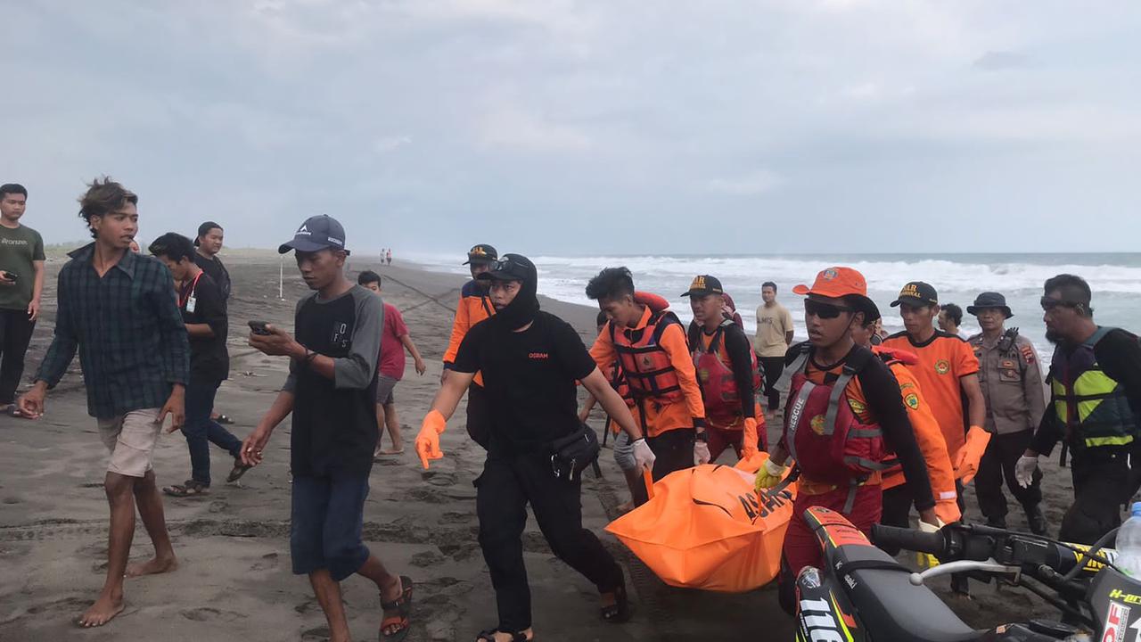 Jenazah wisatawan korban terseret ombak di pantai selatan Kebumen ditemukan. (Foto: Liputan6.com/Basarnas)