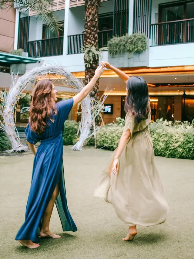 Potret Persahabatan Rebecca Tamara dan Valerie Krasnadewi. (Sumber: Instagram/rebbecatamara)