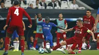 Gelandang Chelsea, N'Golo Kante, berusaha melewati pemain Liverpool pada laga Piala Super Eropa 2019 di Stadion Vodafone Park, Istanbul, Rabu (4/8). Liverpool mengalahkan Chelsea lewat adu penalti dengan skor 5-4. (AP/Emrah Gurel)