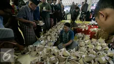 Pengurus masjid mempersiapkan nasi bungkus untuk buka puasa di Masjid Kauman,Yogyakarta, Senin (6/6).Takjil buka puasa di Masjid Kauman menjadi tradisi selama Ramadan setiap tahun. (Liputan6.com/Boy Harjanto)