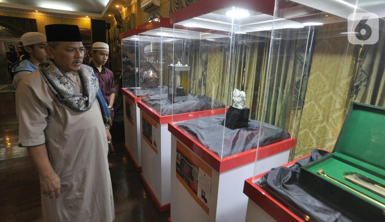 Pengunjung melihat-lihat benda saat Pameran Artefak Rasulullah dan Sahabat Nabi di Padepokan Welas Asih, Parung, Kabupaten Bogor, Jawa Barat, Minggu  (26/7/2020). Pameran ini bertujuan sebagai syiar untuk lebih menumbuhkan kecintaan kepada Rasulullah SAW. (merdeka.com/Arie Basuki)