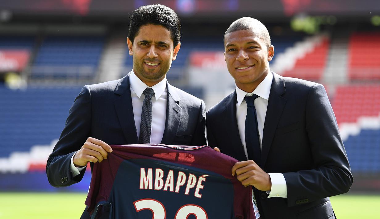 Penyerang PSG, Kylian Mbappe (kanan) bersama Presiden PSG, Nasser Al-Khelaifi saat perkenalan di Parc des Princes stadium, Paris, (6/9/2017). Mbappe dipinjam PSG dari Monaco dengan opsi permanen sebesar 180 juta euro tahun berikutnya. (AFP/Franck Fife)