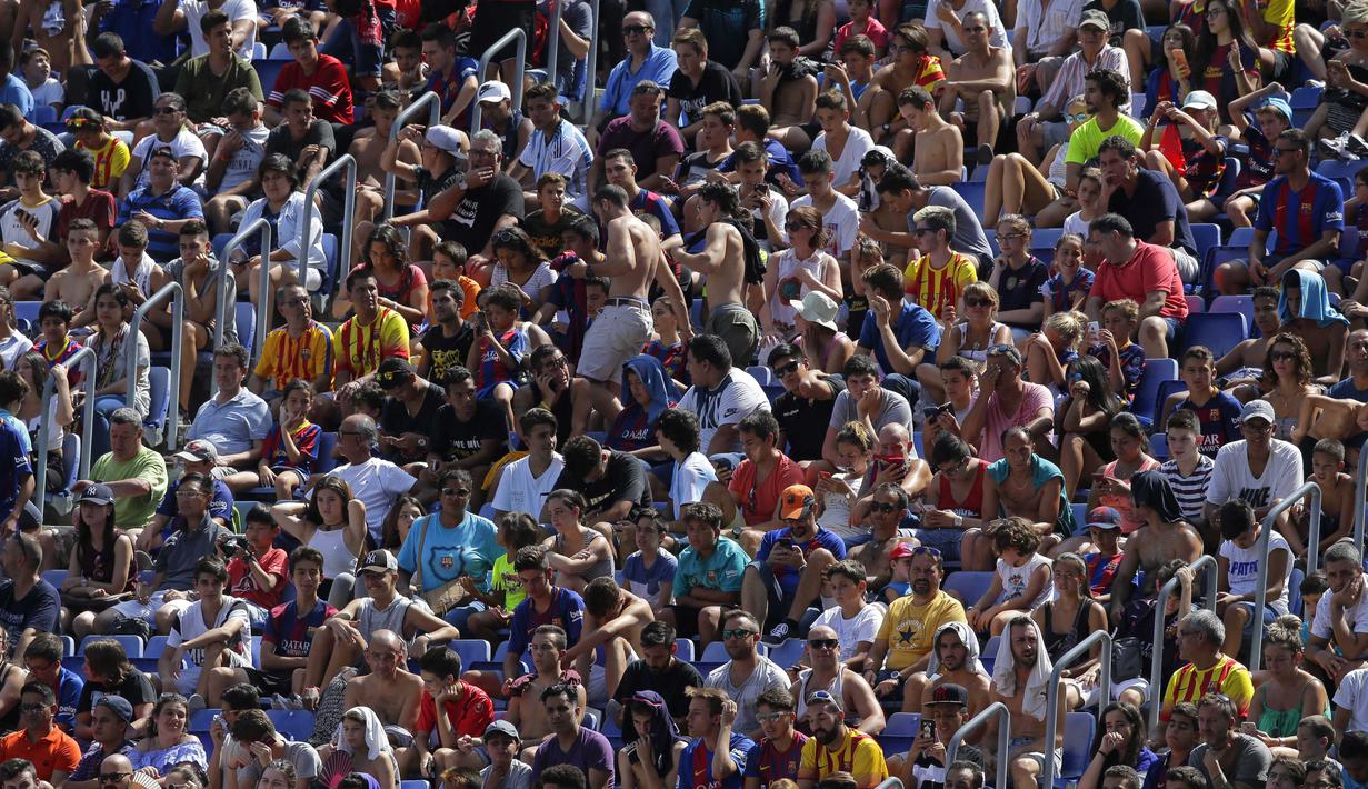 Kehadiran ribuan fans untuk menyaksikan perkenalan pemain baru Barcelona, Ousmane Dembele di Camp Nou stadium, Barcelona, (27/8/2017). Barcelona menebus Ousmane Dembele sebesar Rp. 2,3 triliun dari Dortmund. (AP/Manu Fernandez)