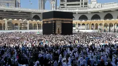 Umat Muslim melaksanakan Tawaf mengelilingi Kakbah di Masjidil Haram, Makkah, Kamis (27/2/2020). Suasana Masjidil Haram berjalan normal pascapengumuman Pemerintah Arab Saudi melarang sementara jemaah umrah ke Tanah Suci terkait pencegahan penyebaran virus korona. (Abdulghani BASHEER/AFP)