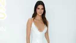 Kendall Jenner menghadiri CFDA Fashion Awards di Casa Cipriani, New York City, Amerika Serikat, 7 November 2022. Kendall terlihat seksi dalam gaun putih yang menampilkan garis leher berbentuk 'V' dan tanpa lengan. (Dimitrios Kambouris/Getty Images/AFP)