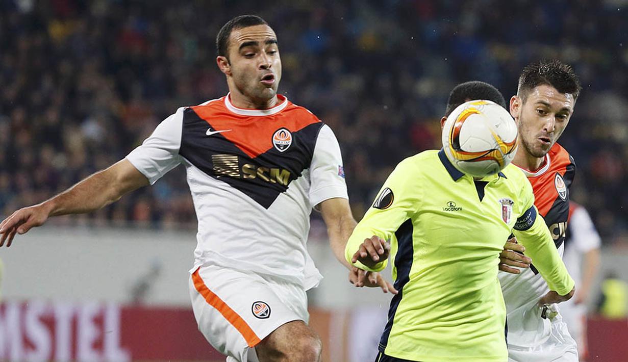 2. Pemain Braga, Marcelo Goiano, berebut bola dengan pemain Shakhtar, Ismaily, pada laga Liga Europa di Stadion Arena Lviv, Ukraina, Kamis (14/4/2016). Shakhtar lolos ke semifinal dengan agregat 6-1. (Reuters/Gleb Garanich)