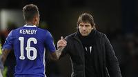 Pelatih Chelsea, Antonio Conte (kanan) memberikan salam kepada pemainnya Kenedy usai laga melawan Brentford pada putaran keempat Piala FA di Stamford Bridge stadium, London (28/1/2017). Chelsea menang 4-0. (AP/Kirsty Wigglesworth)