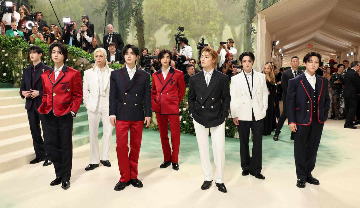 Namun di tengah perjalanannya, mantel dibuka dan memperlihatkan bahwa lapisan tersebut membentuk bendera Amerika. (Dia Dipasupil / GETTY IMAGES NORTH AMERICA / Getty Images via AFP)