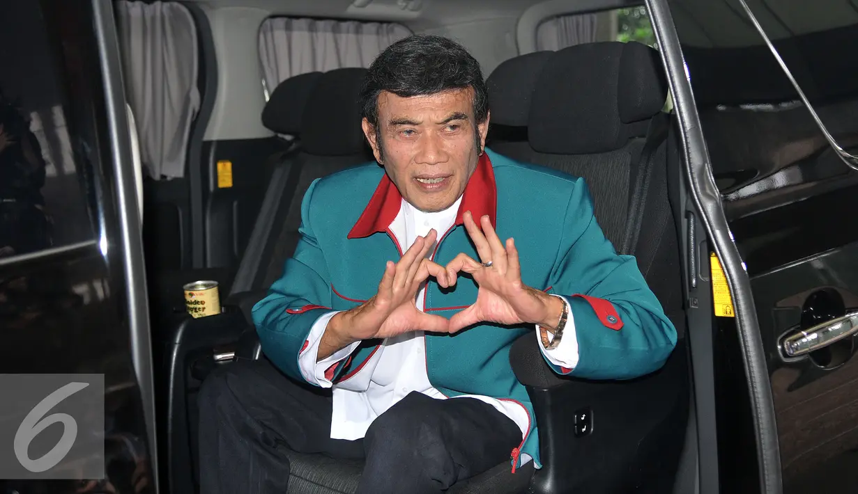 Ketua Umum Partai Idaman Rhoma Irama memperlihatkan salam Partai Idaman usai menyerahkan berkas kelengkapan partai di Kemenkumham, Jakarta, Jumat (29/7). (Liputan6.com/Johan Tallo)