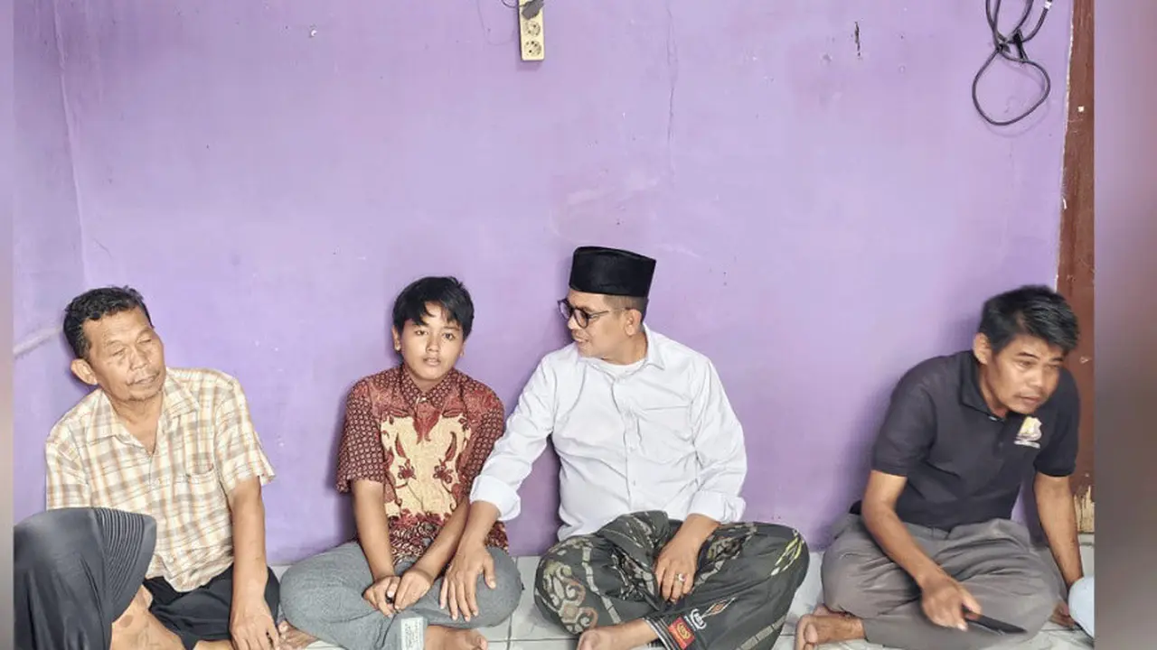 Calon Gubernur Banten Andra Soni mendatangi rumah Bastian Firjon (13), yang videonya sempat viral beberapa hari lalu (Istimewa)