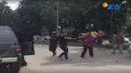 Sekelompok warga nyaris terlibat bentrokan dengan polisi saat berunjuk rasa menolak penggusuran lahan di Jalan Yos Sudarso, Batam.