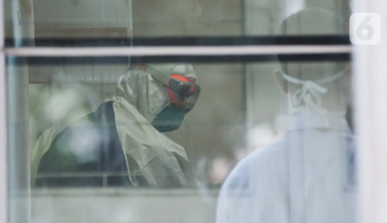 Tim medis menangani pasien dalam pengawasan (PDP) virus corona atau COVID-19 di ruang isolasi Gedung Pinere, RSUP Persahabatan, Jakarta Timur, Rabu (4/3/2020). RSUP Persahabatan tengah menangani 31 pasien dalam pemantauan dan pengawasan dari potensi terpapar virus corona. (merdeka.com/Iqbal Nugroho)
