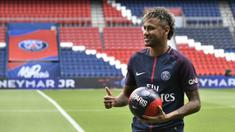 Bintang Brasil, Neymar, berpose diperkenalkan sebagai pemain baru PSG di Stadion Parc des Princes, Paris, Jumat (4/8/2017). Neymar didatangkan dari Barcelona dengan harga 222 juta euro. (AFP/Philippe Lopez)