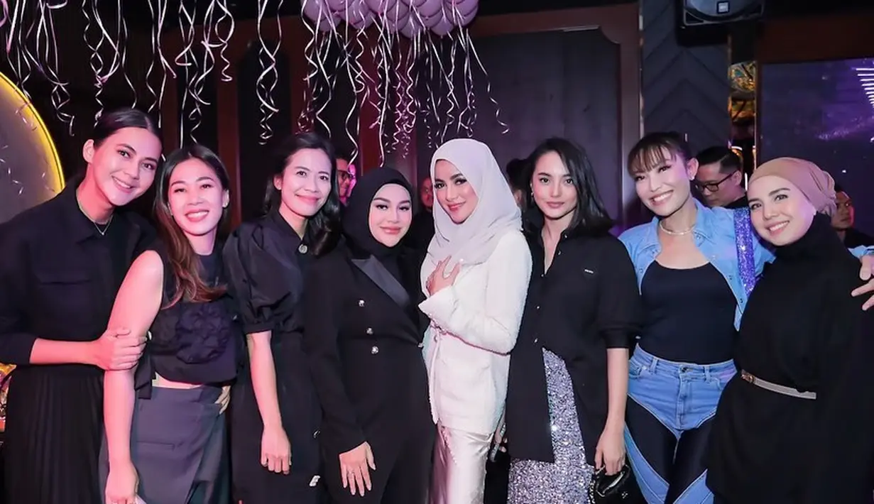 Dari beberapa potret yang dibagikan, para tamu undangan tampak mengenakan hitam-hitam. Sedangkan perempuan tiga orang anak yang berulang tahun mengenakan putih. Potret Olla bersama geng Cendol. [Instagram/ollaramlan]