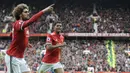 Gelandang Manchester United, Marouane Fellaini, melakukan selebrasi usai mencetak gol ke gawang Arsenal pada laga Premier League di Stadion Old Trafford, Senin (30/4/2018). Manchester United menang 2-1 atas Arsenal. (AP/Rui Vieira)