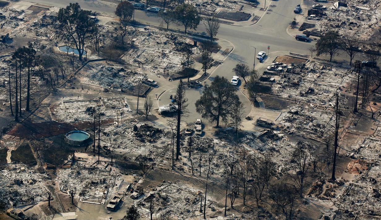 Sebuah perumahan Coffey Park rata dengan tanah setelah kebakaran hebat di kawasan penghasil anggur Santa Rosa, California, Rabu (11/10). Angin kencang dan udara lembap serta cuaca panas dan kering membuat api cepat membesar. (AP Photo/ Rich Pedroncelli)