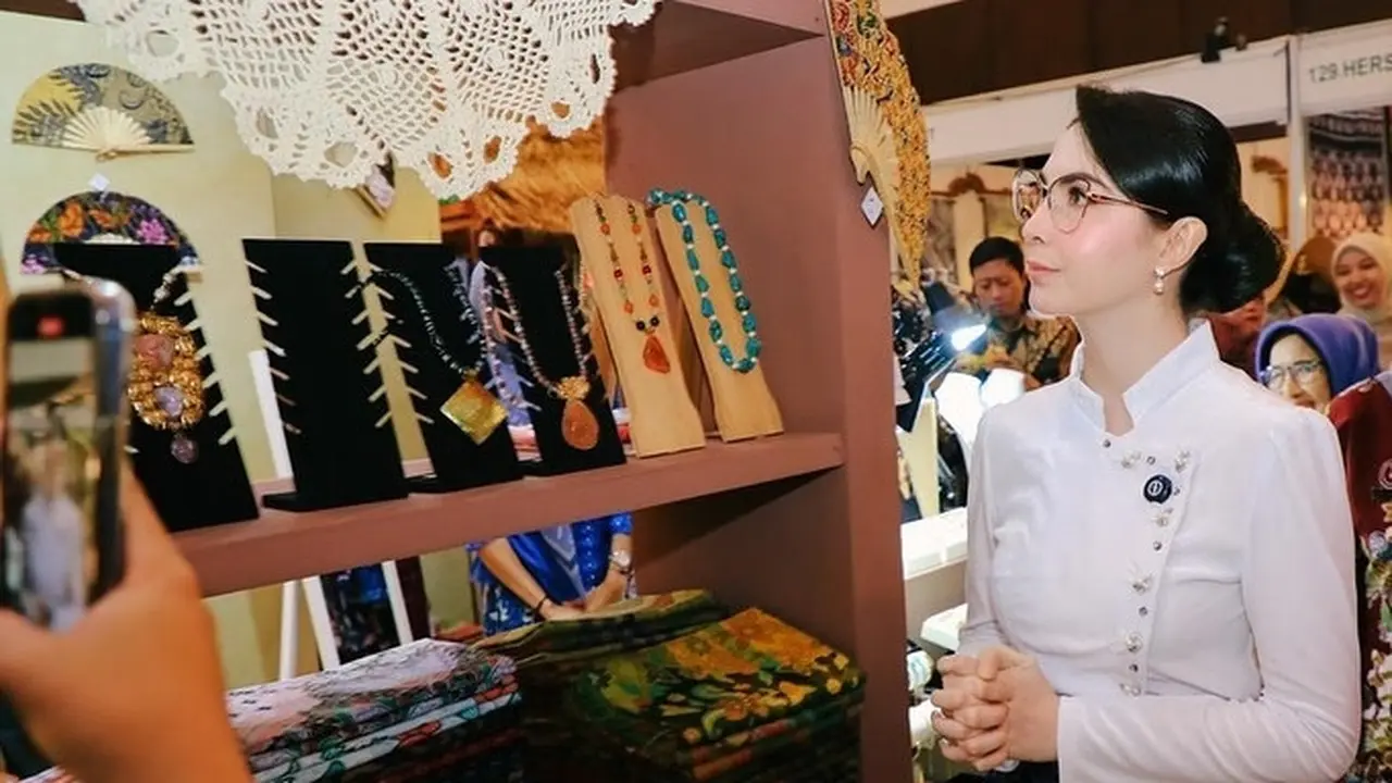 Outfit Ibu Pejabat ala Arumi Bachsin, dari Batik Kekinian hingga Kebaya Elegan