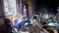 Warga sekitar situs Kabuyutan Ciburuy sibuk mempersiapkan parabot untuk ritual Seba Muharam. (Liputan6.com/Jayadi Supriadin)