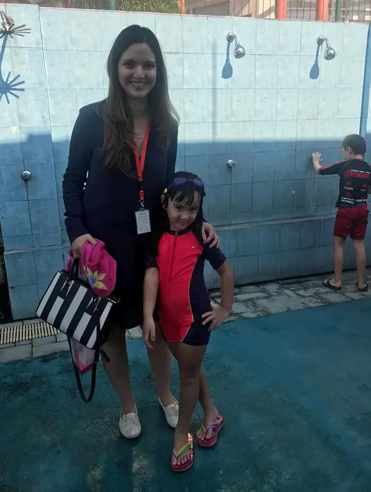 Istilah buah jatuh nggak jauh dari pohonnya sepertinya terjadi dengan Mikhayla dan Nia. Coba lihat, gayanya mirip dengan sang ibu kan?  (Instagram/ramadhaniabakrie)