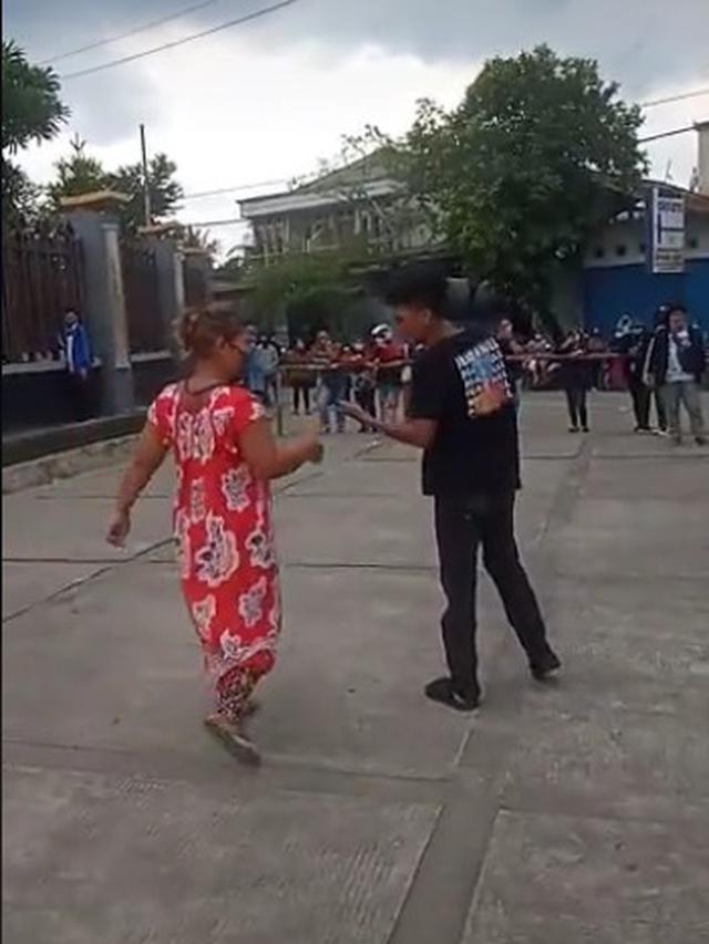 8 Momen Lucu Saat Demo Omnibus Law Bikin Ngakak abis