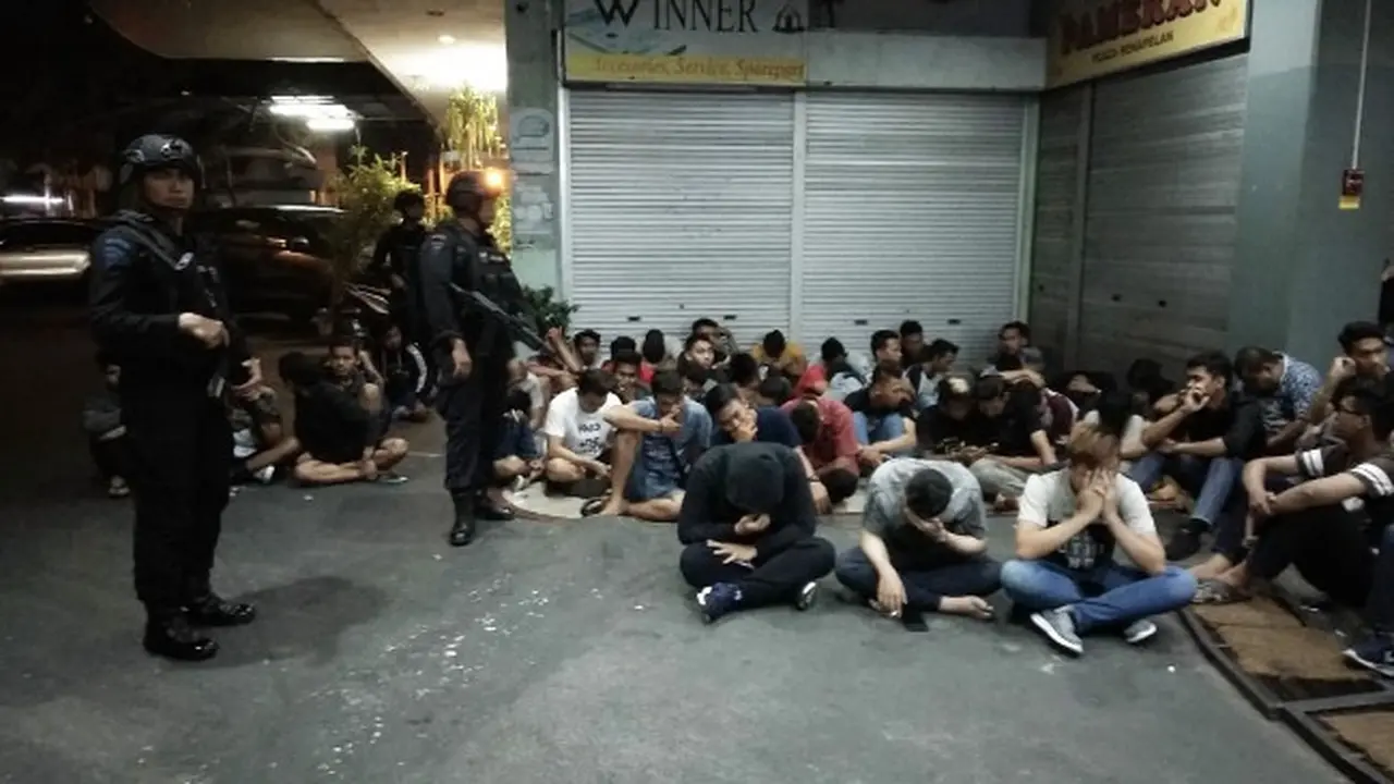 Pengunjung dan karyawan Queen Club Pekanbaru yang diduga mengkonsumsi narkoba untuk dugem.