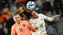 Pemain Portugal, Fatima Pinto (kanan) berebut bola dengan pemain Belanda, Lieke Martens pada laga Grup E Piala Dunia Wanita 2023 di Dunedin Stadium, Dunedin, Selandia Baru, 23 Juli 2023. (AFP/Sanka Vidanagama)