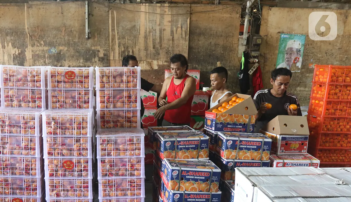 Aktivitas sentra buah di Pasar Induk Kramat Jati, Jakarta, Selasa (28/1/2020). Kementerian Pertanian memperketat pintu masuk impor beberapa jenis makanan termasuk buah-buahan dari daerah atau negara tertentu untuk mengantisipasi dan mencegah penyebaran virus corona. (Liputan6.com/Herman Zakharia)