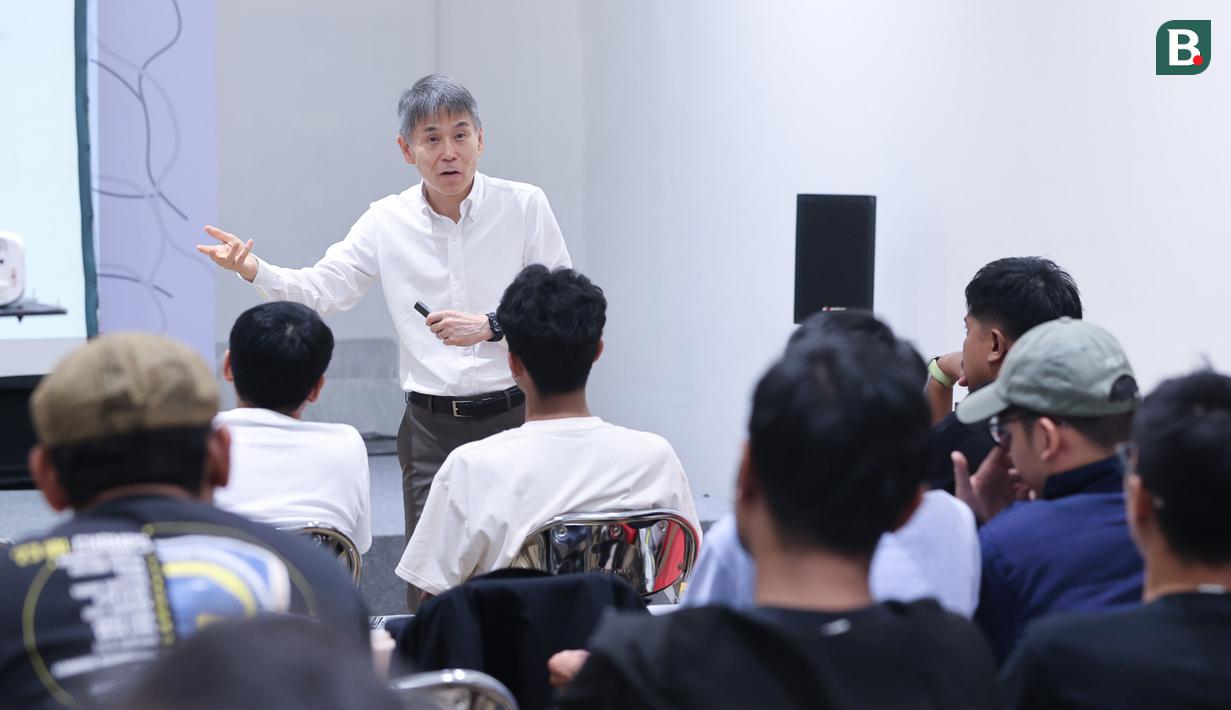 Ketua Komite Wasit PSSI, Yoshimi Ogawa, memberikan pemaparan dalam acara Refeering Workshop for Media yang digelar di Sekretariat PSSI Pers, Jakarta, pada Kamis (23/4/2026). (Bola.com/M Iqbal Ichsan)