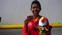 Atlet tolak peluru Indonesia, Tiwa, meraih medali perunggu pada Asian Para Games 2018 di kelas F20, Senin (8/10/2018). (Bola.com/Beneiktus Gerendo Pradigdo)