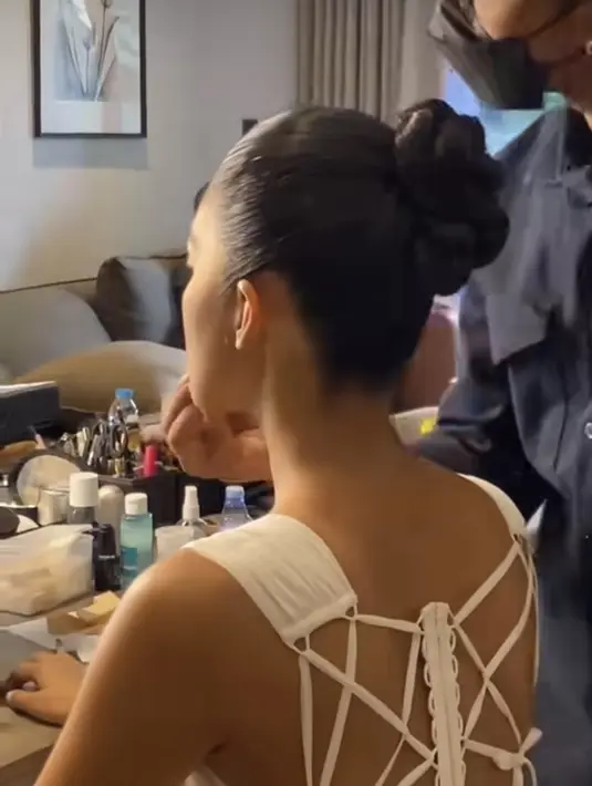 Gaya rambutnya pun cukup simple hanya dengan sanggul modern model updo kepang yang ditata oleh Eva Pical. @picaleva