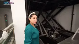 Nagita Slavina ikut mengecek lift mobil yang tengah dioperasikan. (Foto: YouTube)