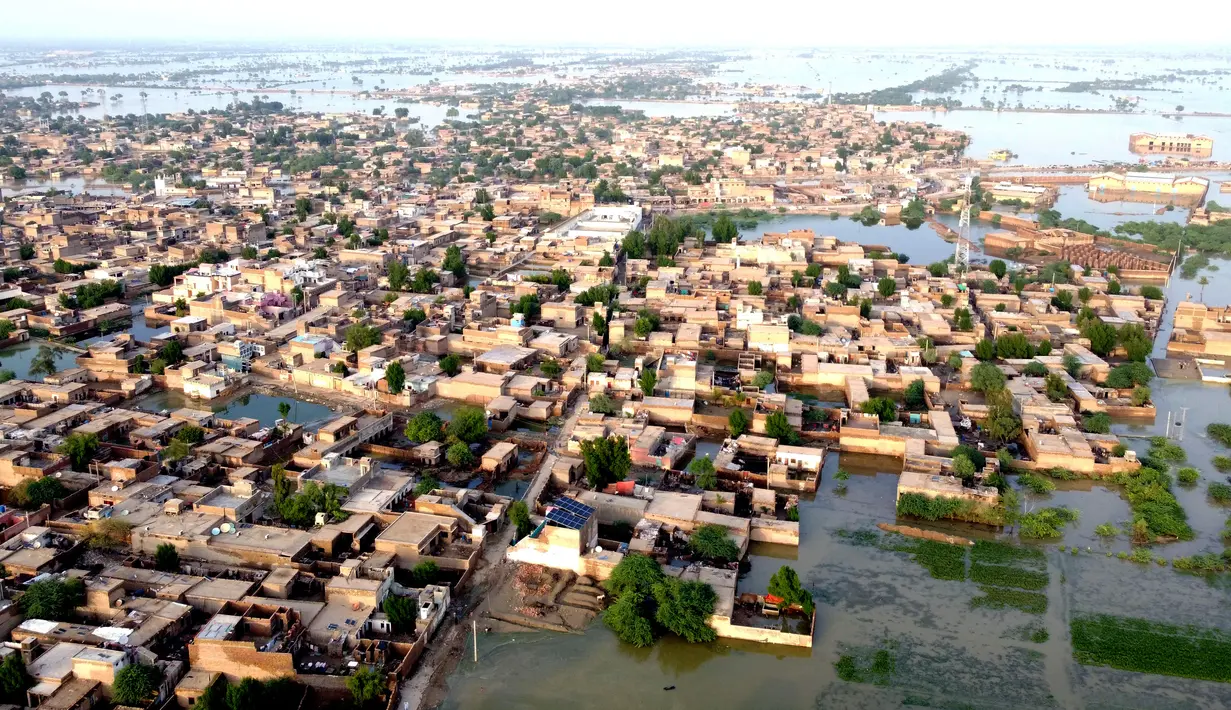 Pemandangan dari udara ini menunjukkan daerah pemukiman yang banjir setelah hujan lebat di provinsi Balochistan (29/8/2022). Jumlah korban tewas akibat banjir monsun di Pakistan sejak Juni telah mencapai 1.136, menurut angka yang dirilis pada 29 Agustus oleh Otoritas Manajemen Bencana Nasional negara itu. (AFP/Fida Hussain)