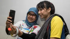 Pevoli Jawa Barat, Yolla Yuliana, dengan ramah melayani permintaan fans yang memintanya untuk foto bareng saat PON XIX di GOR Sabilulungan, Bandung, Jawa Barat, Rabu (21/9/2016). (Bola.com/Vitalis Yogi Trisna) 
