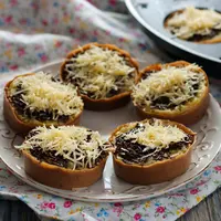 ilustrasi martabak manis mini/copyright by Riana Ambarsari (Shutterstock)