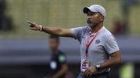 Pelatih Timnas Indonesia U-19, Fakhri Husaini, memberikan instruksi saat melawan Iran U-19 pada laga uji coba di Stadion Patriot Chandrabhaga, Bekasi, Sabtu (7/9). Indonesia kalah 2-4 atas Iran. (Bola.com/Yoppy Renato)