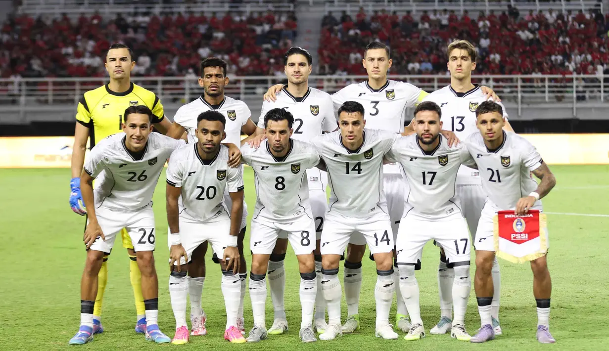 Pemain Timnas Indonesia berfoto sesaat jelang melawa Lebanon pada laga FIFA Matchday yang berlangsung di Stadion Gelora Bung Tomo, Surabaya, Senin (8/9/2025) malam WIB. (Bola.com/Abdul Aziz)