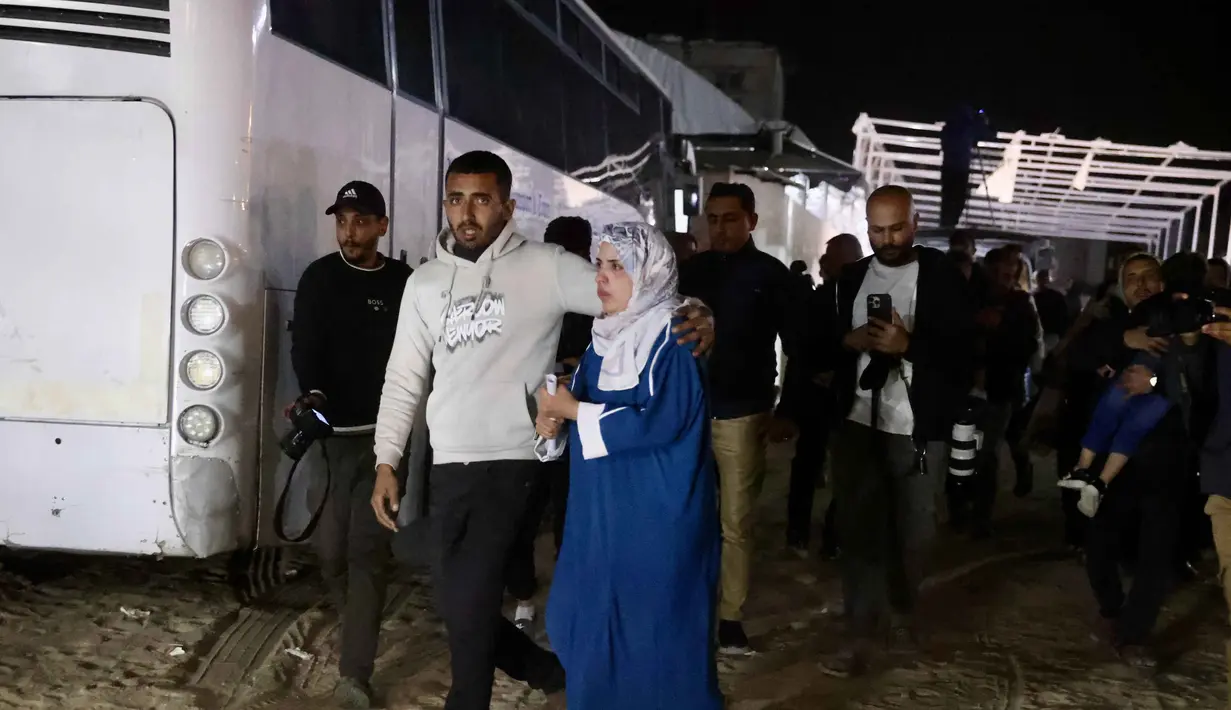 Pembukaan ini merupakan bagian dari implementasi fase kedua kesepakatan gencatan senjata antara Israel dan Hamas yang dimediasi oleh Amerika Serikat. Tampak dalam foto, warga Palestina yang datang dari penyeberangan Rafah, Mesir, tiba di Rumah Sakit Nasser di Khan Yunis, Jalur Gaza selatan pada 2 Februari 2026. (Bashar Taleb/AFP)