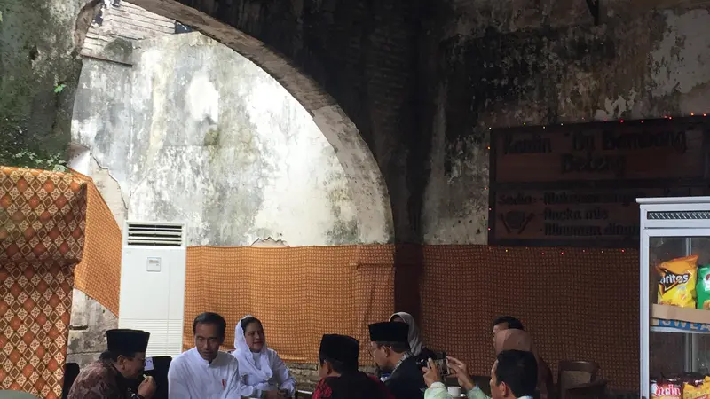 Presiden Jokowi dan Iriana membahas rencana rekonstruksi Benteng Van den Bosch di Ngawi Jawa Timur. (Liputan6.com/Lizsa Egeham)